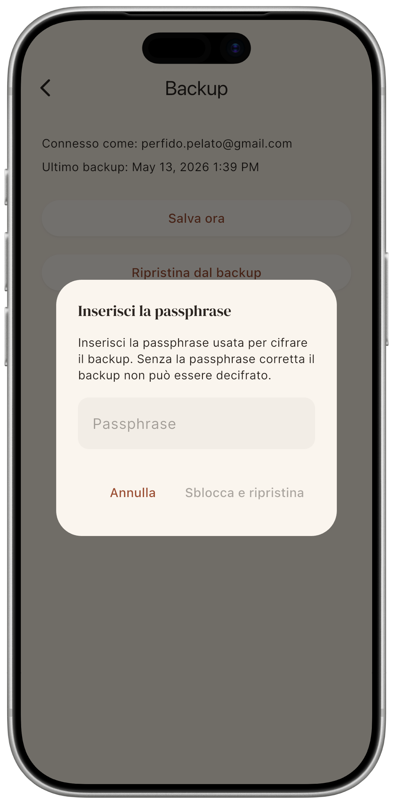 Flusso di ripristino: pannello di selezione versione, poi inserimento passphrase, poi avanzamento e conferma completamento.